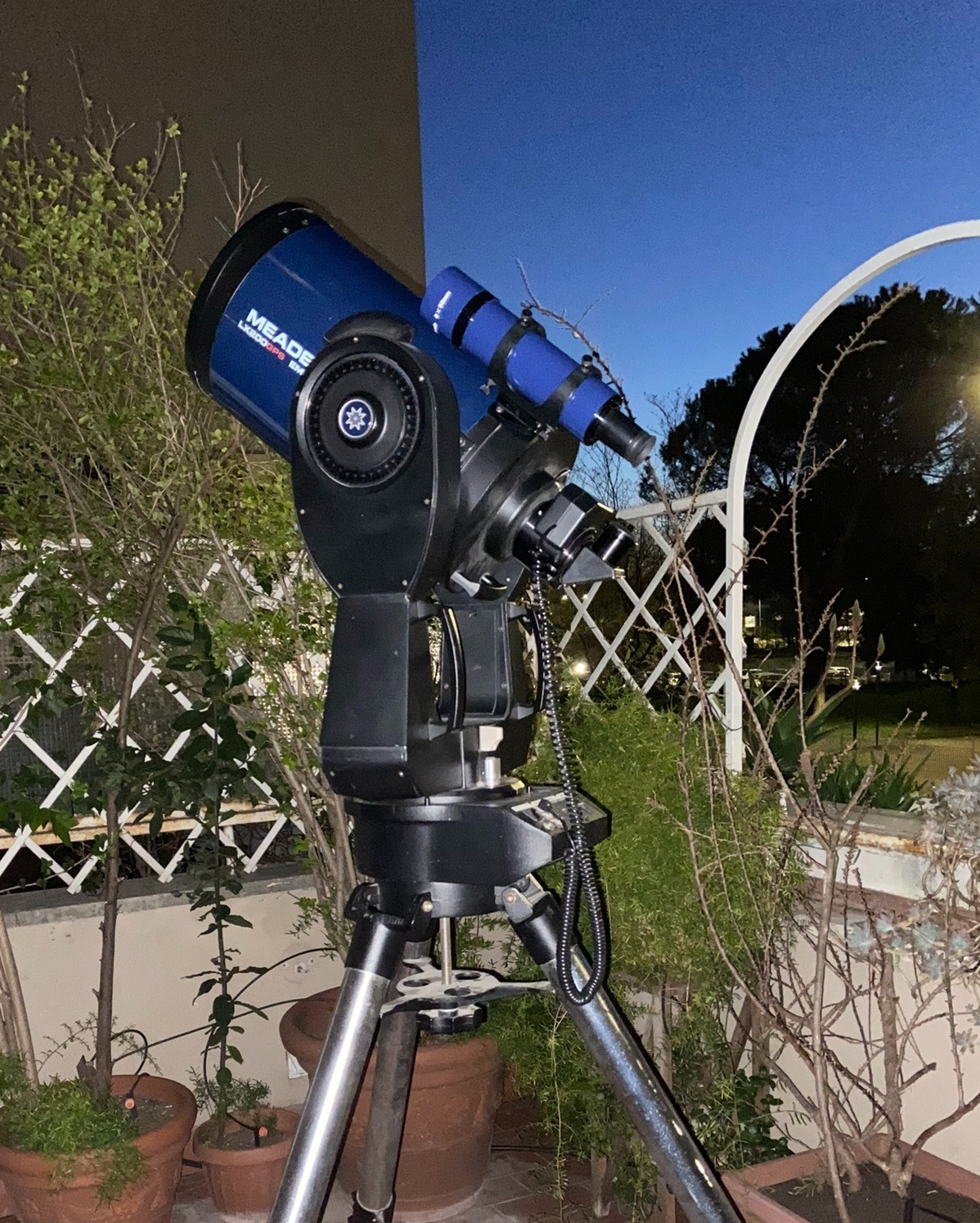 Telescopio astronomico, simbolo di osservazione e curiosità